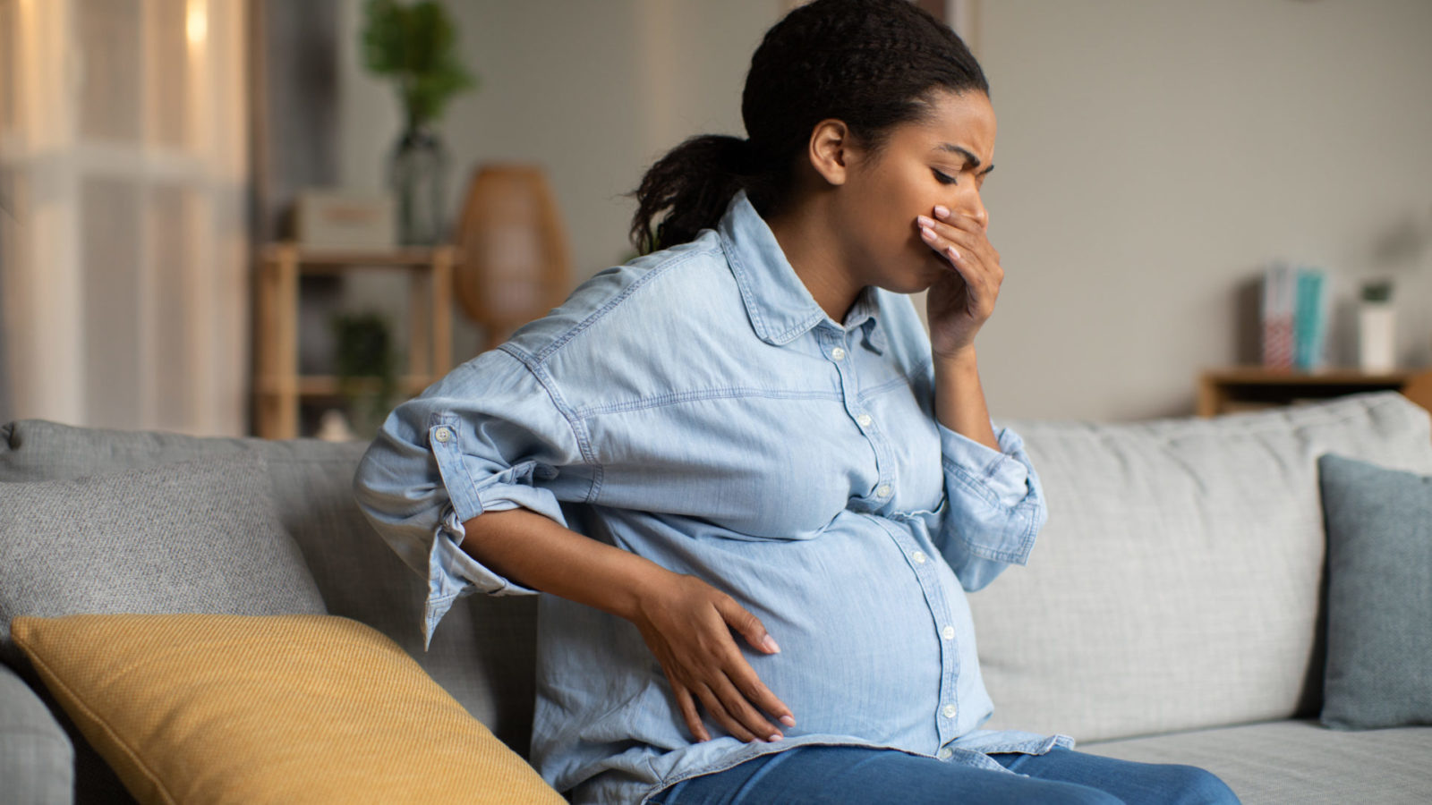 Pregnant-woman-having-morning-sickness
