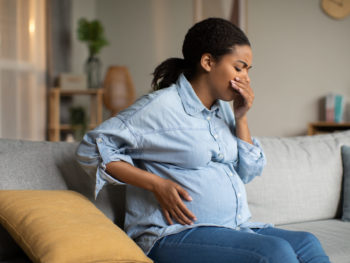 Pregnant-woman-having-morning-sickness