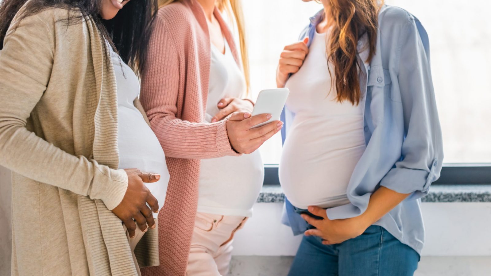 pregnant-women-looking-at-smartphone