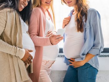 pregnant-women-looking-at-smartphone