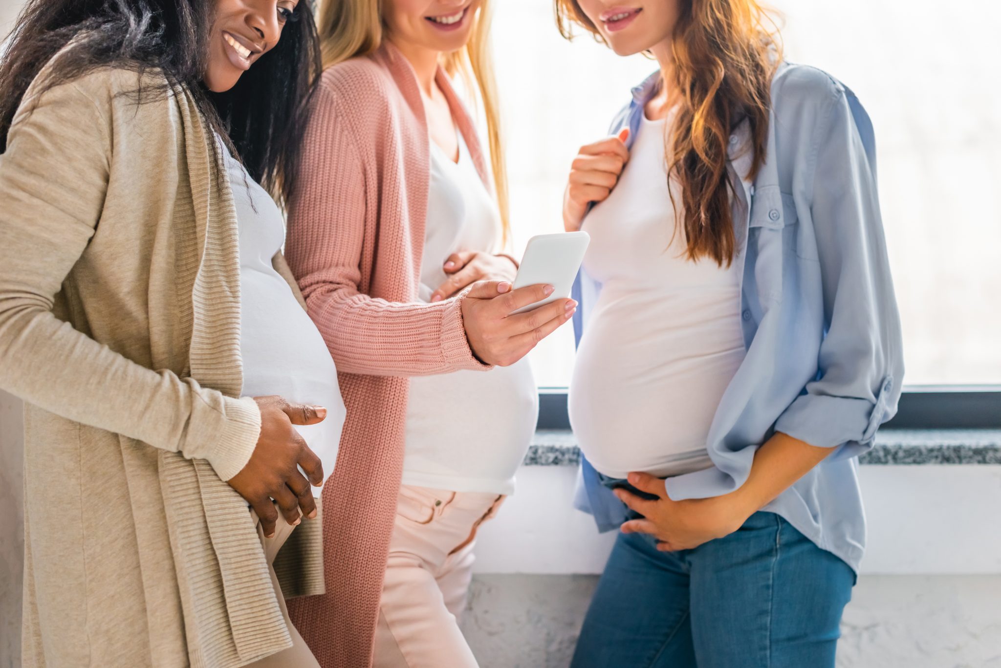 pregnant-women-looking-at-smartphone