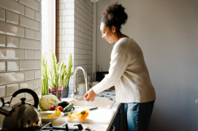 pregnant-woman-washing-vegetables