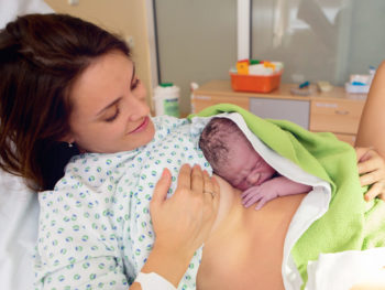 mom-baby-skin-to-skin-seconds-after-birth
