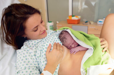 mom-baby-skin-to-skin-seconds-after-birth